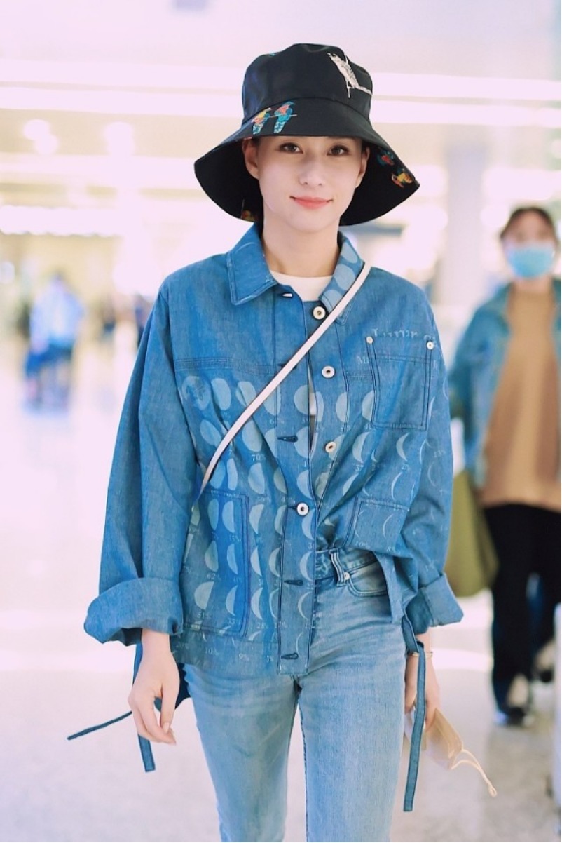 何超莲的长腿真长脸，穿牛仔衬衫配紧身牛仔裤高挑纤瘦，青春活力