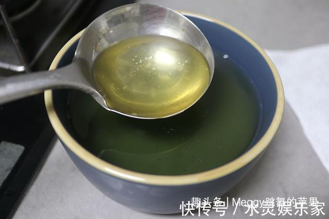 想要猪油熬得洁白,可别小看这碗凉水,熬得又快还有清香味
