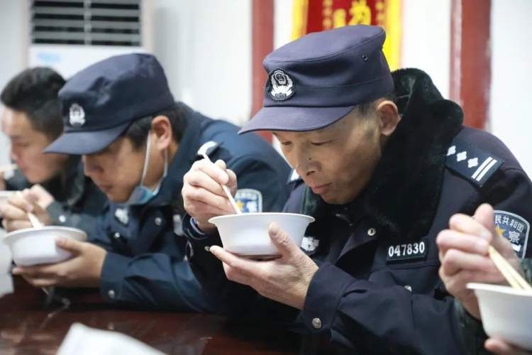 传统节日|暖胃又暖心！当腊八节遇上中国人民警察节