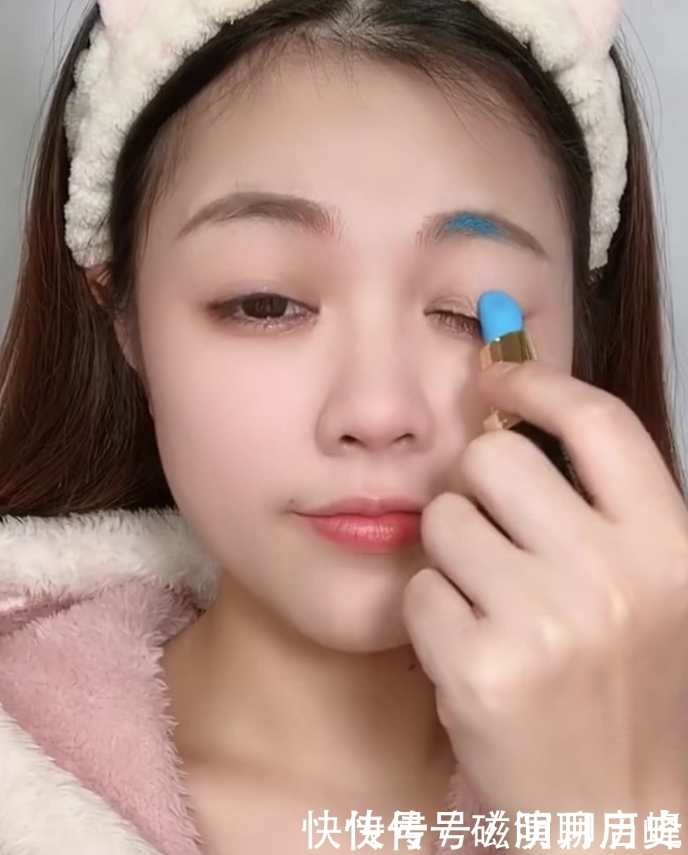 女生“天蓝色”口红画全脸,美得不像话,直男:你脸咋蓝了?