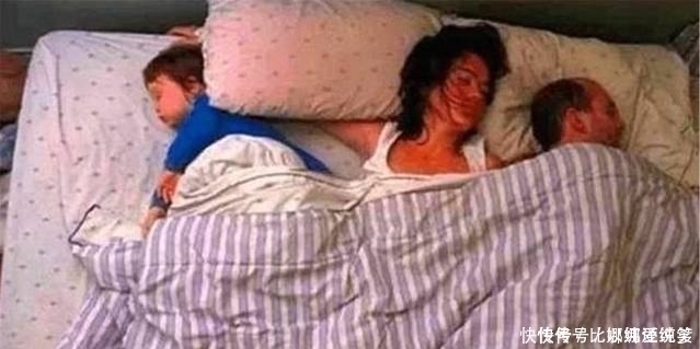 场面|三岁宝宝和父母一起睡觉的场面,厉害了我的宝宝!