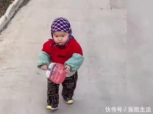 育儿观|一岁萌娃被奶奶打扮成“老太太”，纸尿裤外穿裹头巾，土味又暖心