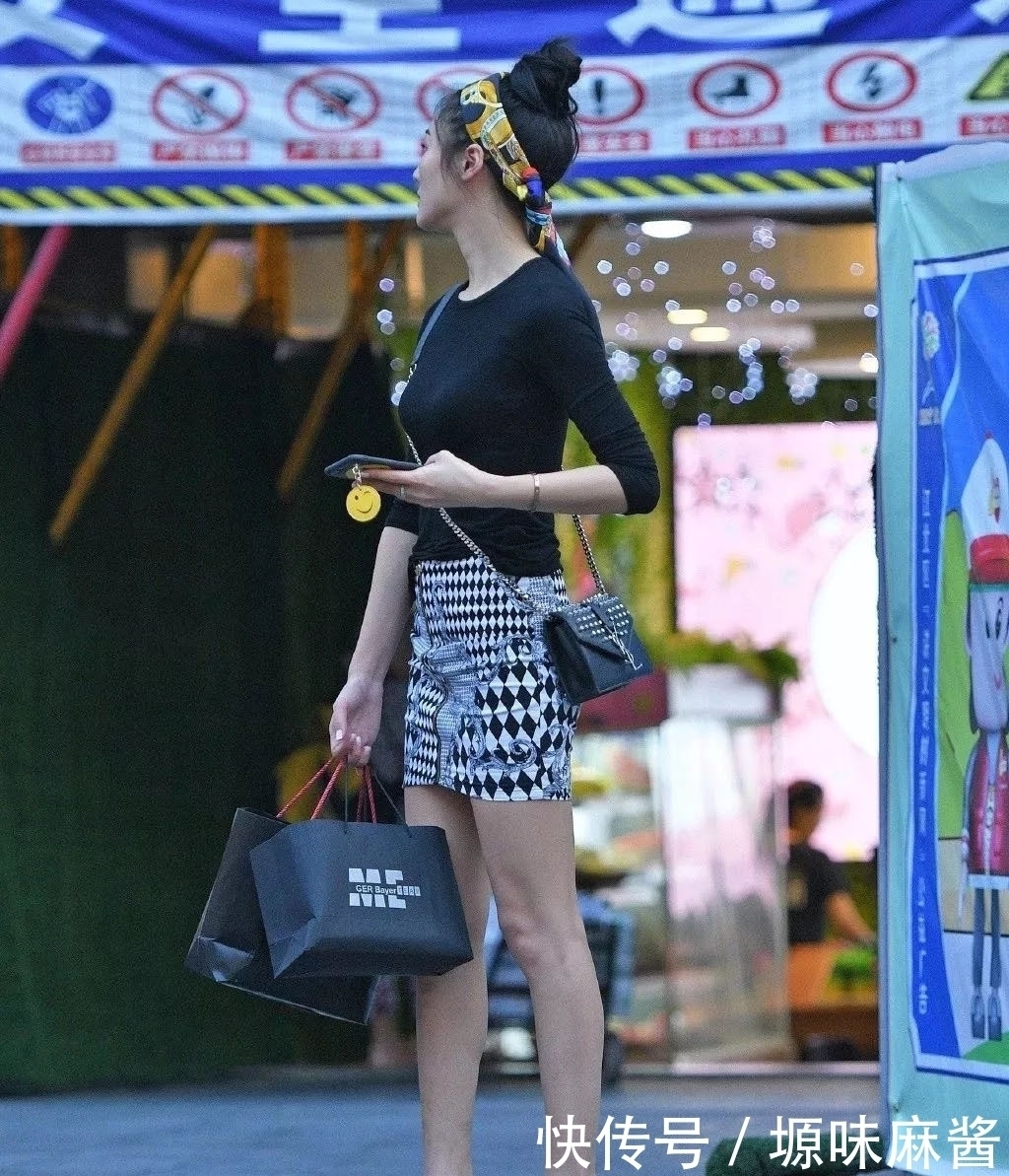 搭配|初秋时节天气转凉,一身半袖针织衫+半身裙搭配,优雅大方显气质