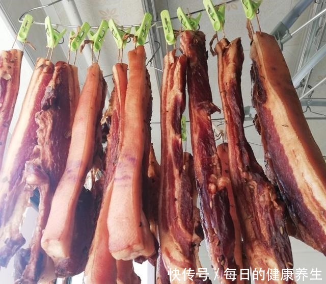  农村才能做烟熏肉学会这招，城里也能熏，味道更香，放1年不坏