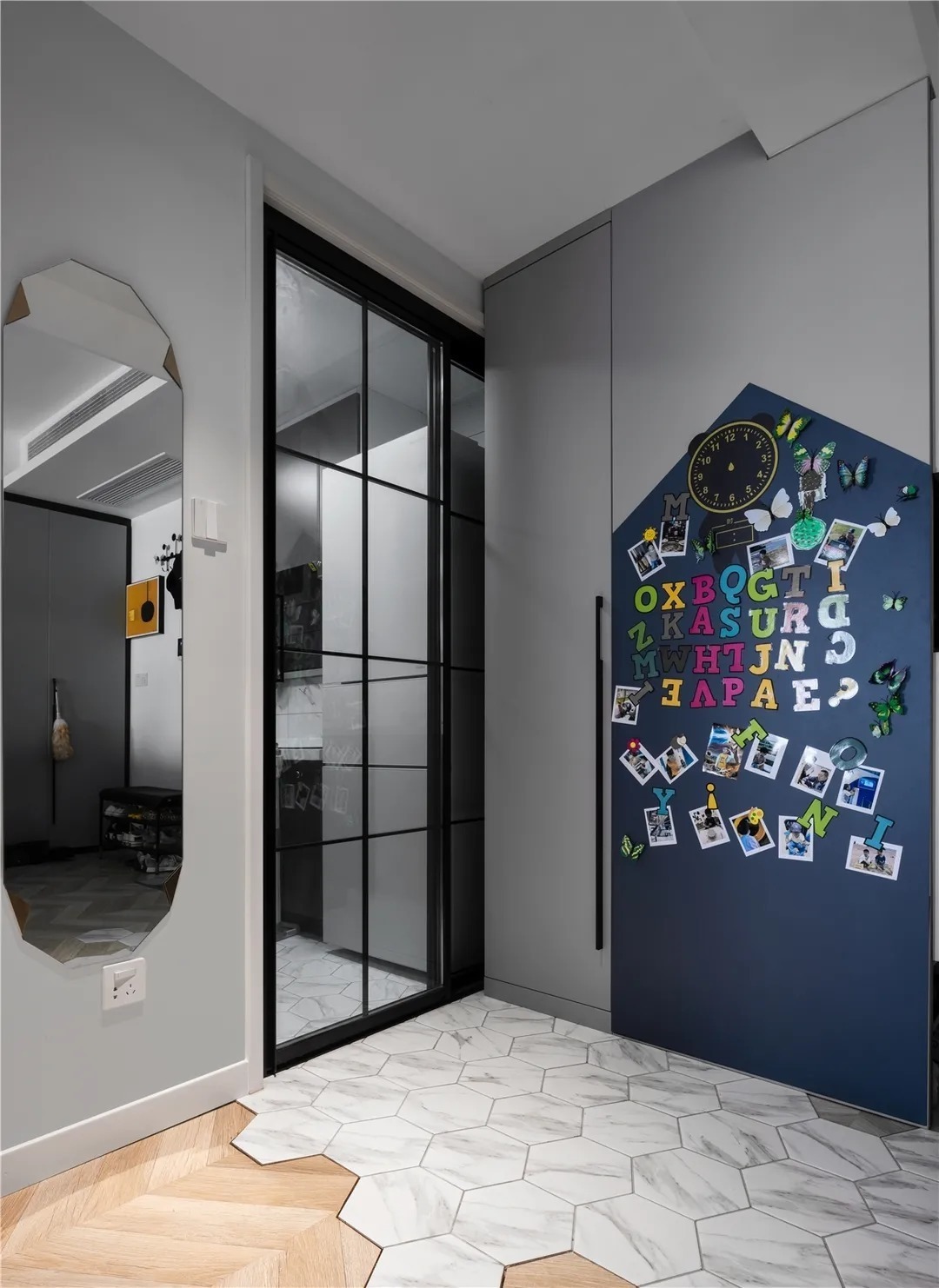 墙面|现代灰遇上复古绿,混搭出的有色之家