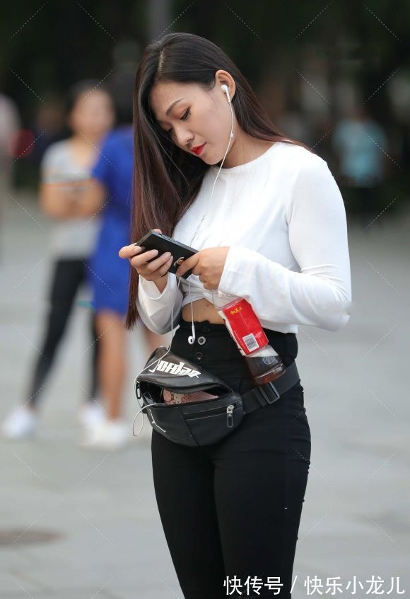 优雅|黑色的服饰带来了简约优雅的美,看似简单的款式,简单的搭配