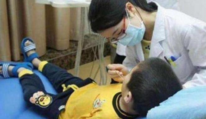 添加剂|5岁男孩每天一杯牛奶,1月后被送进医院,医生:胃里全是“纸”