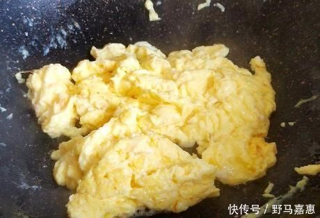 烹饪方法|炒丝瓜时,直接下锅是不对的,教你1个妙招,丝瓜不发黑更翠绿