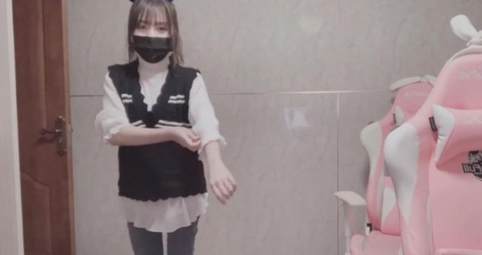 这次真的露脸了，小团团直播首度摘下口罩，颜值成粉丝议论重点