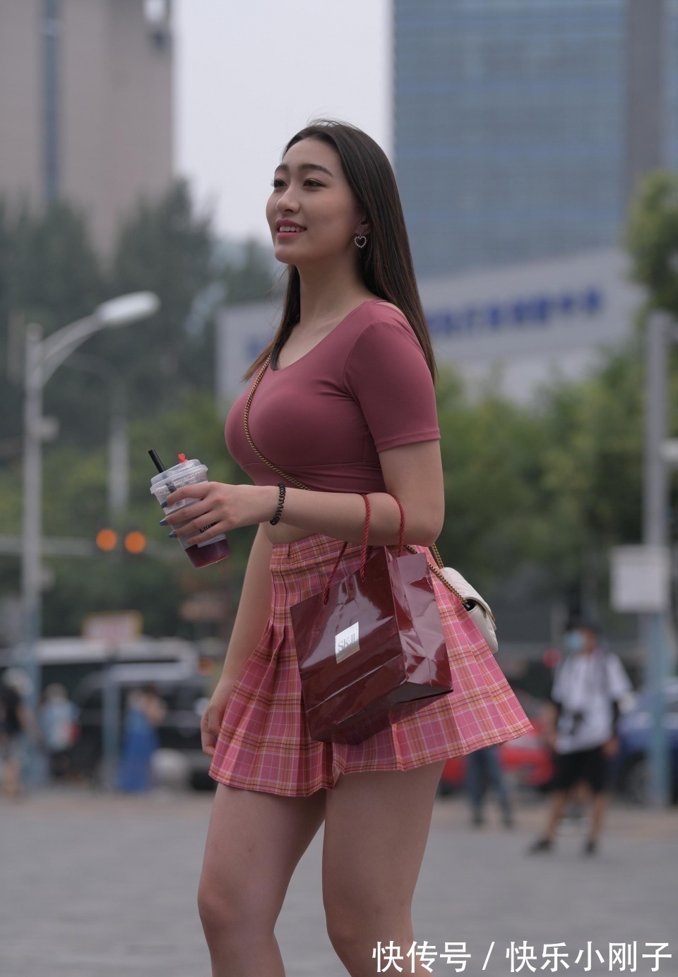 荷叶裙 小姐姐身穿粉色的短袖,搭配一条格子荷叶裙,看上去很时尚可爱