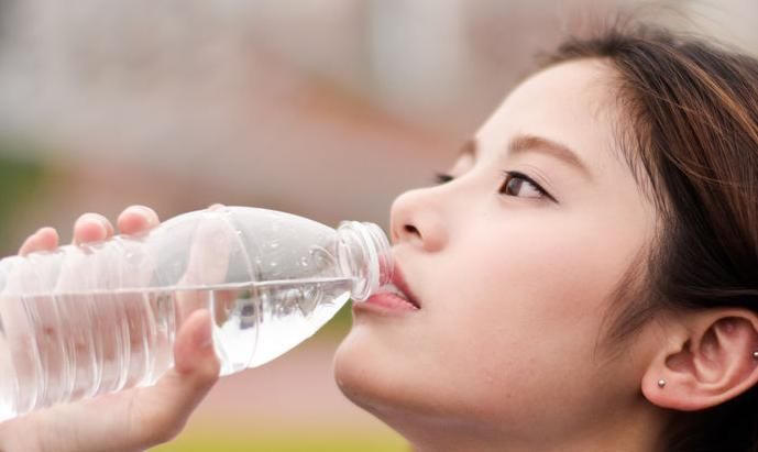 饮用水|早晨空腹喝水,是对还是错呢,一起来看营养师的解答