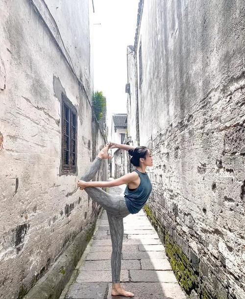 两只手|这种身材,一看就喜欢上了,想拥有她同款?每天坚持3个瑜伽动作