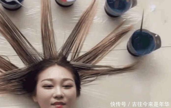 理发师|理发师用“绝活”给美女染发, 过程很奇葩,效果却出奇的好