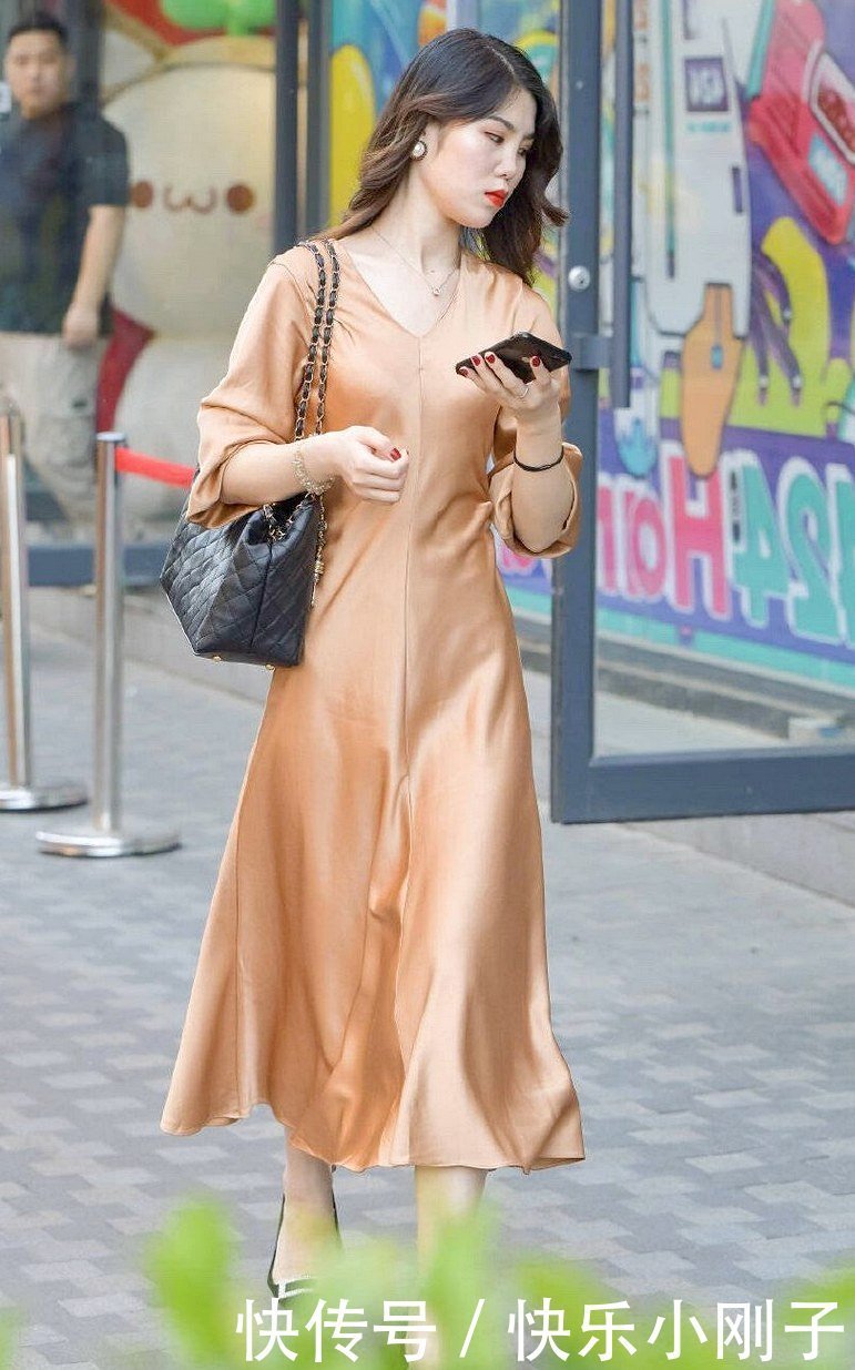 选择轻柔长裙,尽享清爽展现外在美