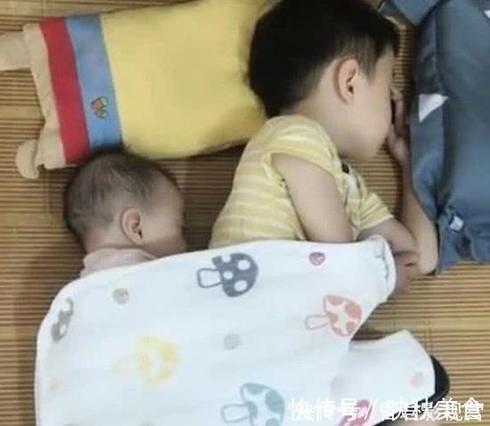 二胎时代|哥哥和妹妹在睡觉，妈妈掀开被子，看到的画面好暖心，二胎生对了