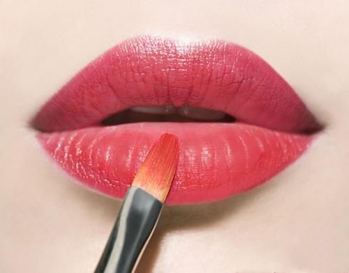 女生们|涂口红不掉色的小妙招,护唇膏最不能少,还有这些容易忽视的细节