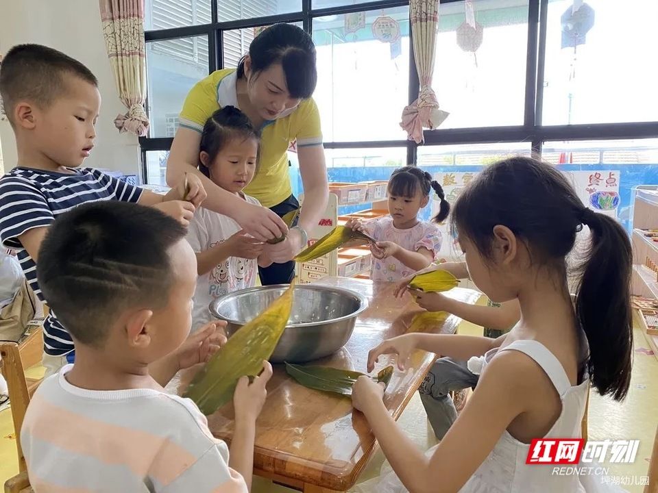 孩子们|常德：幼儿园萌娃学包粽子，最后吃进嘴的样子太可爱