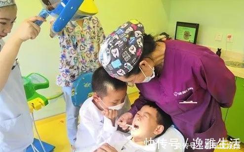 龋齿|四岁宝宝满口“黑牙”,罪魁祸首不是糖果,而是家长的放纵