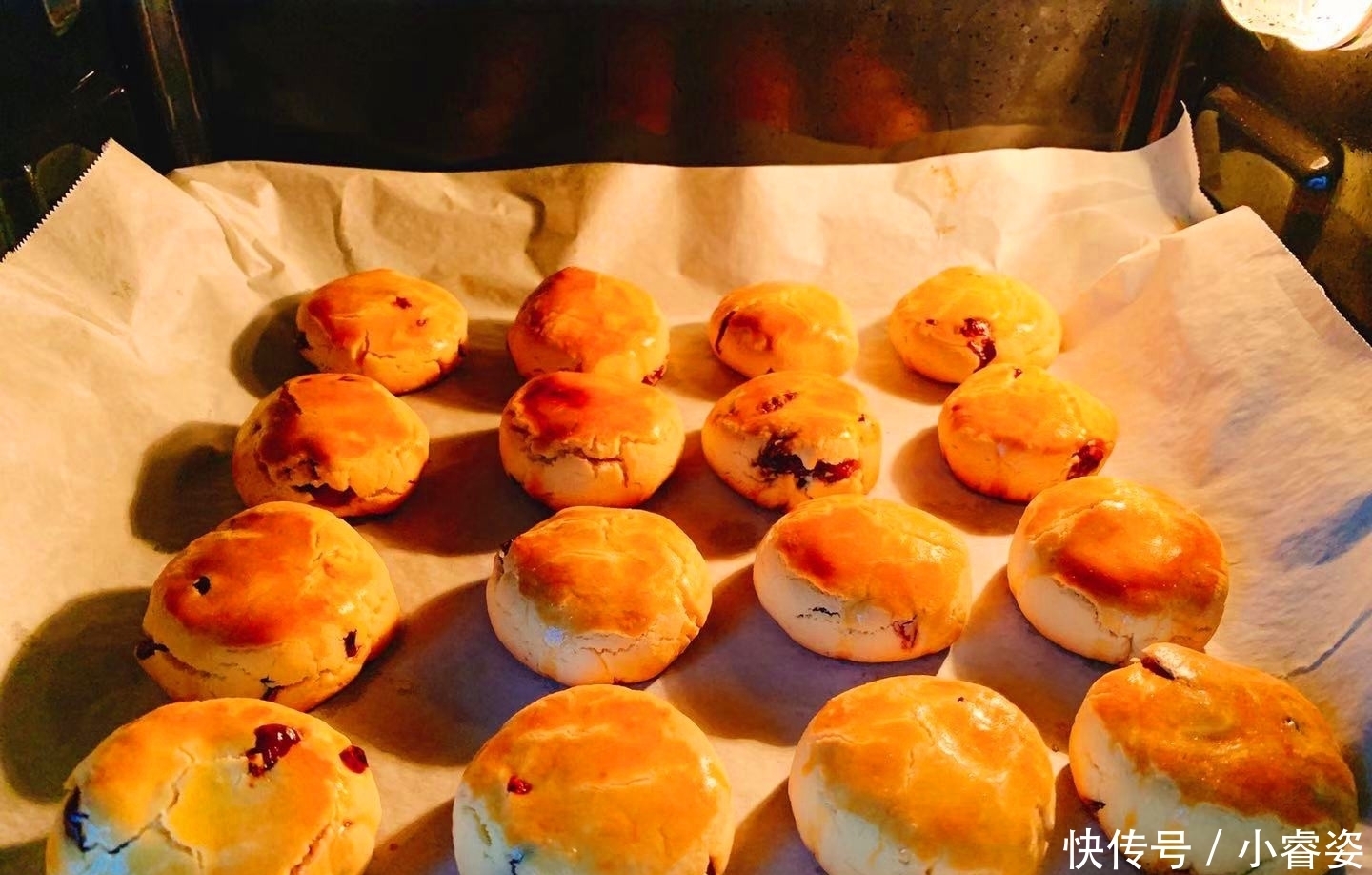 小时候特爱吃的酥饼,自己在家做,个个金黄酥脆,还是以前的味道