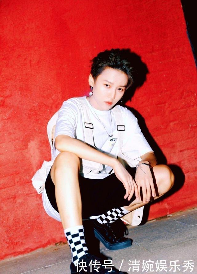 穿什么鞋都搭袜子,这波夏日反季穿法太奇特明星纷纷上身示范