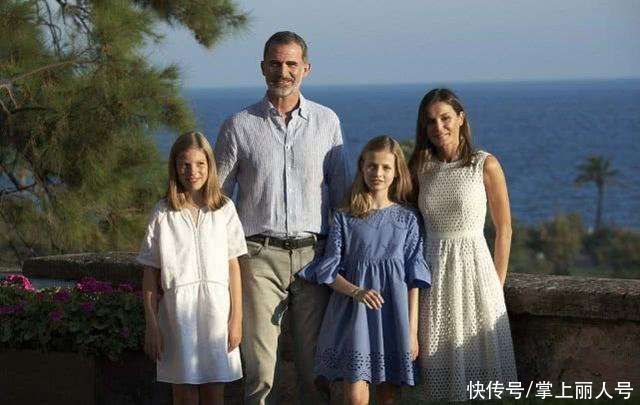 莱蒂齐亚|西班牙王后深入民间,扎马尾辫显精神,眉宇间露担忧之色