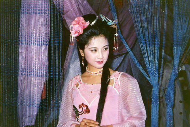 朱琳是最经典的"女儿国国王",流目顾盼间,端是风华绝代