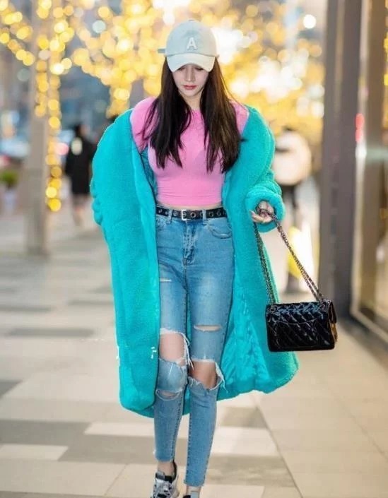 活力感 身材高挑气质大方的美女,牛仔裤搭配清爽大衣,尽显青春的活力感