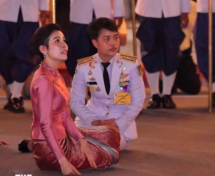 育坤|诗妮娜找到新靠山,佩戴原配红宝石项链炫耀,成功融入育坤家族