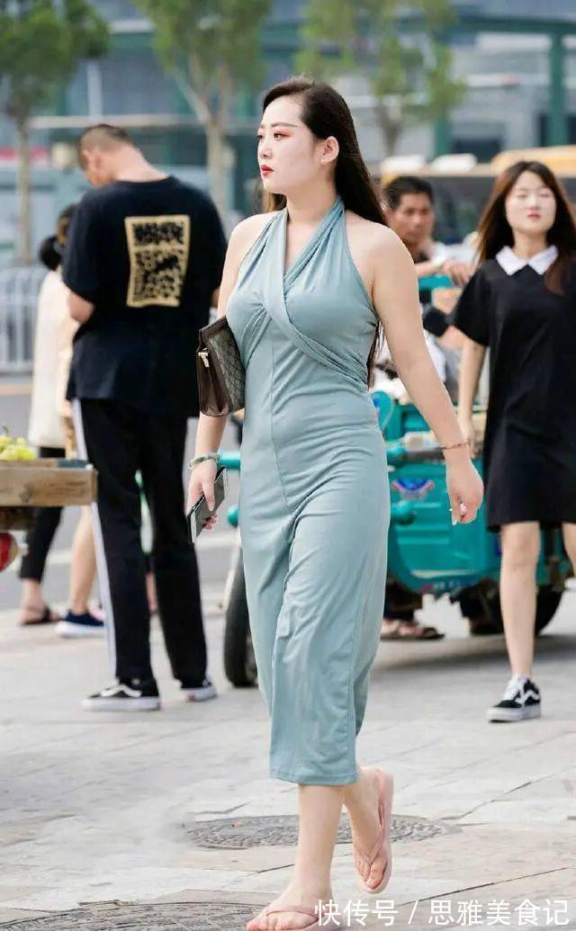 街拍美女:“大骨架”的连衣裙美女,展现不拘一格的美!