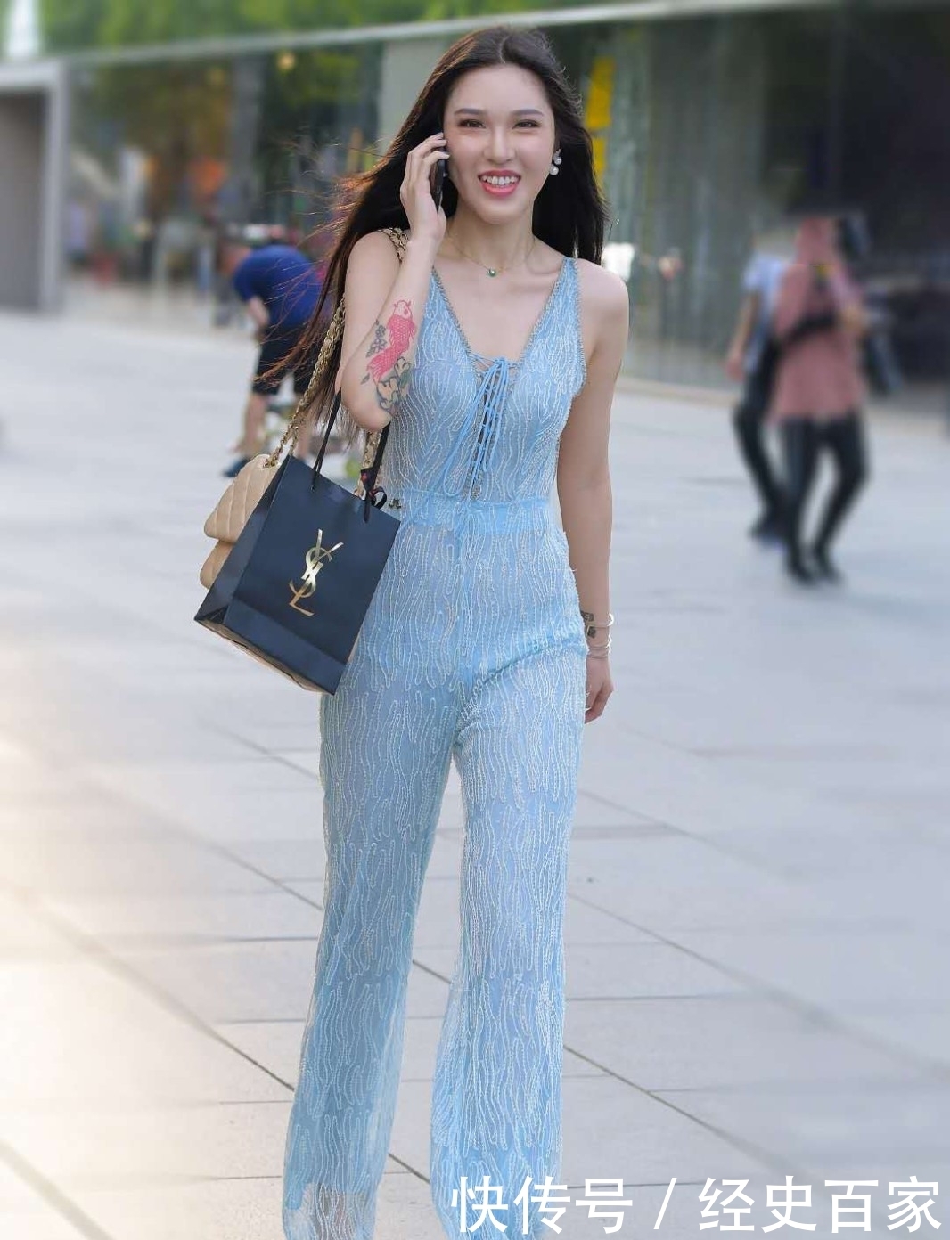 街拍:高贵冷艳的小姐姐,身穿蓝色薄纱连体裤,展现女性的轻盈感