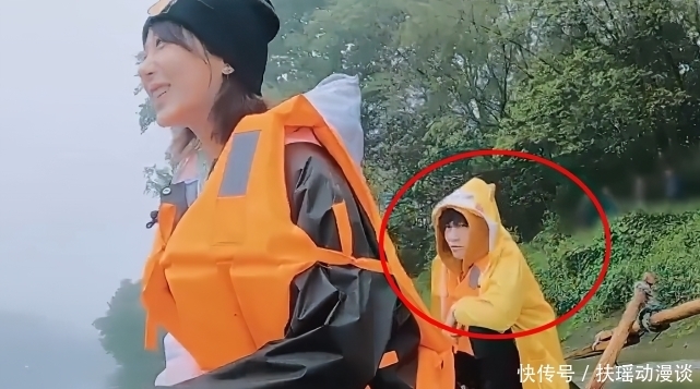 黄老师|张艺兴成第二个鹿晗?为满足杨紫主动去鸡窝拿蛋,家长带头磕cp