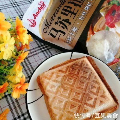 芝士|#安佳马苏里拉芝士挑战赛#会拉丝的三明治