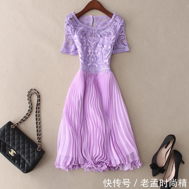 刺绣 修身A字裙,30岁的女性都这么穿,更添一抹韵味