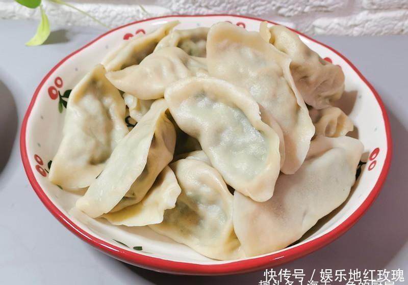 女儿寒假回来加餐，吃饺子搭配3道菜，女儿：还是在家吃饭幸福