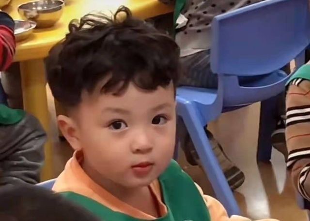 家长|幼儿园宝宝对老师“抛媚眼”,动作熟练,网友笑称:跟爸爸学的