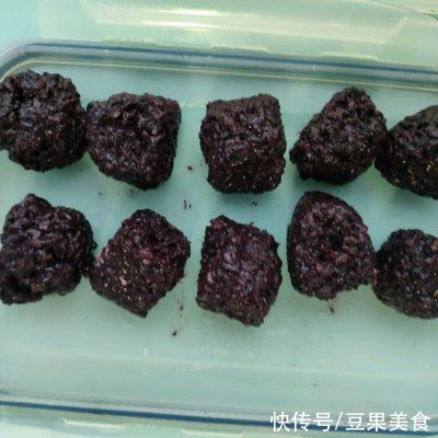 牛奶面包|早上不知道吃什么,一碗黑米牛奶面包全搞定