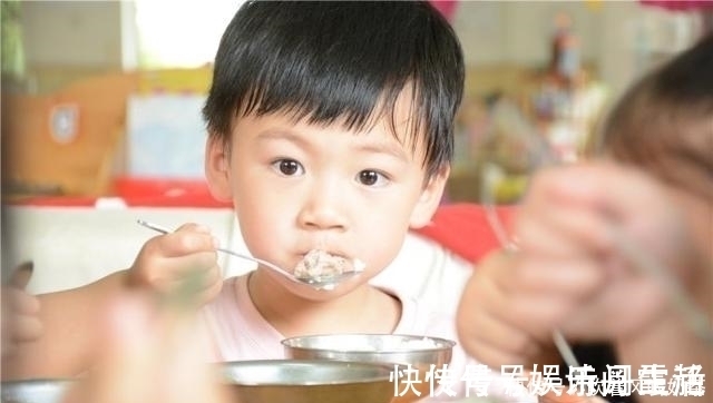 幼儿园|幼儿园老师群里晒孩子午餐,引发宝妈不满,直言这饭菜能吃吗