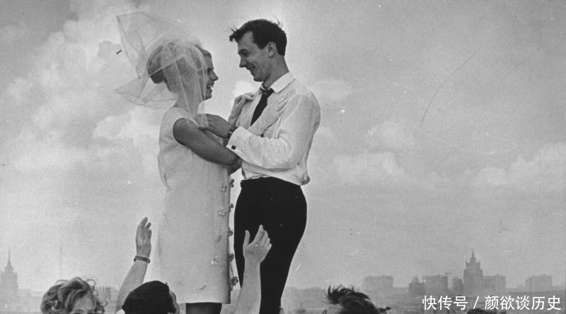 豪华|苏联婚姻百年影像史:一开始登记住木头房,后来整上豪华车队