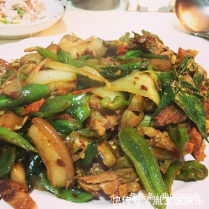 回锅肉百吃不厌的做法,简单一做,肥而不腻,刚上桌被夹光