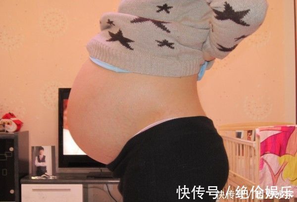 拉伸|两闺蜜同时怀孕,掀开衣服看到肚子时,对比太扎心了
