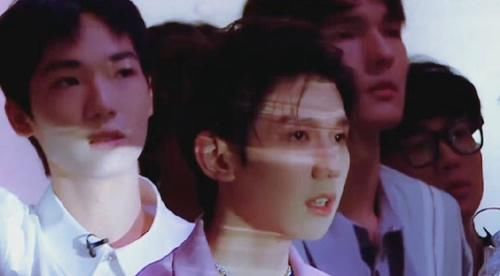 明日之子|《明5》导师秀终开启,王源首唱新歌光芒四射,站后台依旧引关注