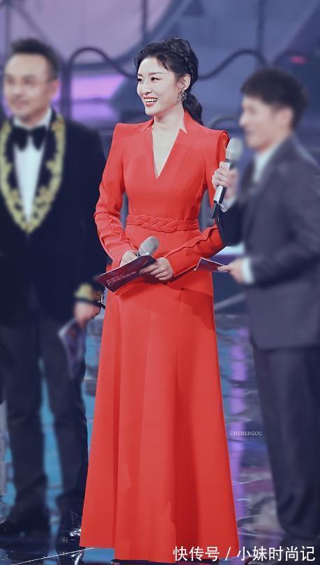标致美人|岁月从不败美人,周涛穿红色连衣裙端庄优雅,高级精致