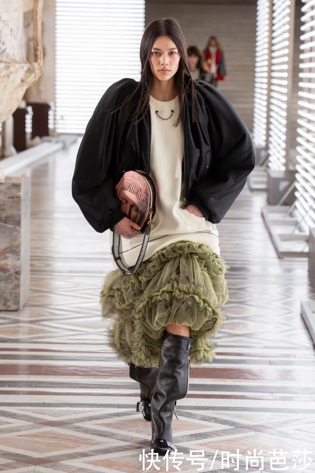 卢浮宫周边？不，这是Louis Vuitton新包