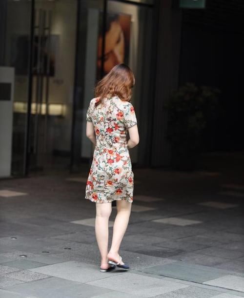 33岁“阿姨”的碎花旗袍，尽显优雅大气，“杀伤力”实在强！
