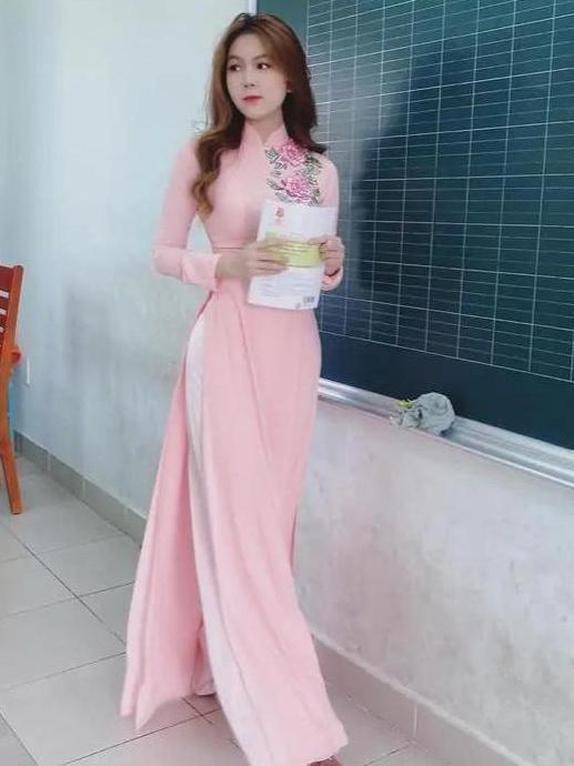 越南 越南的一名女教师走红互联网,穿着旗袍秀身材,运动才是最主要的