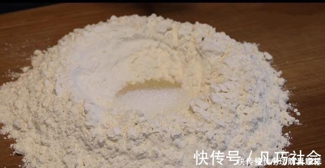面粉|蒸馒头，只加酵母就大错特错了，教你蒸出又香又白蓬松柔软的馒头