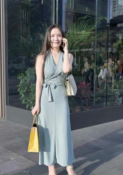 风格百变的“挂脖裙”，一改往日的穿法，展现不一样的知性美！