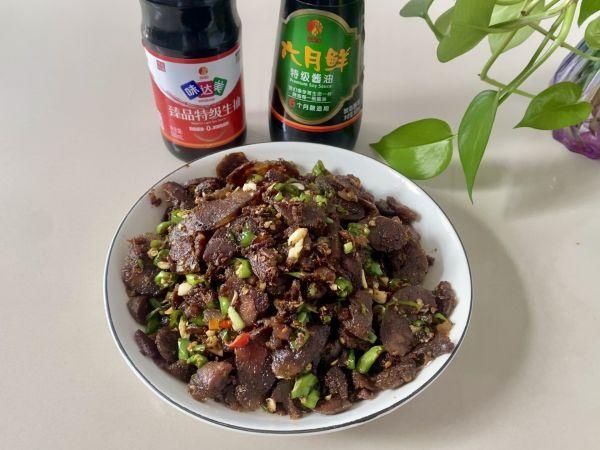 今晚花10分钟做好辣炒香肠，明天便当就吃它