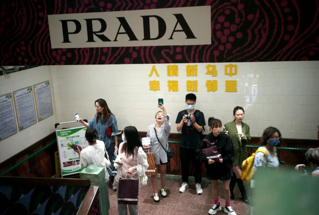 举动|Prada菜场外，女子一个举动让人瞠目结舌