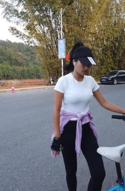 瑜伽裤|户外的运动系女神，穿上T恤 瑜伽裤，外表鲜明抢镜!